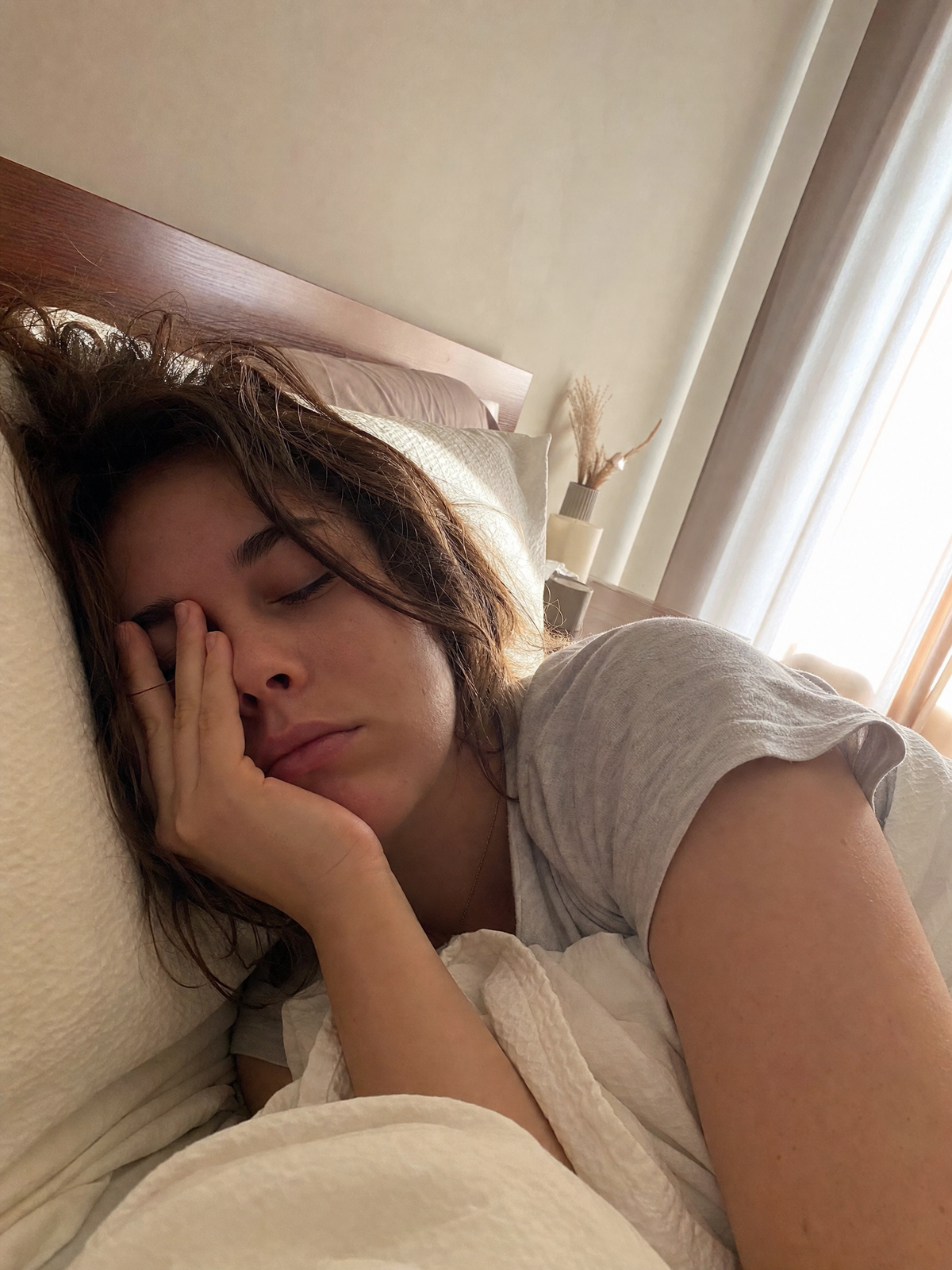 4. Te sientes pesada y cansada — incluso después de dormir 8 horas